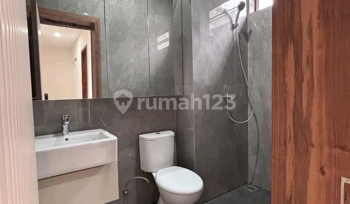 Rumah Bernuansa Villa dengan Kolam Pribadi di Bengkong