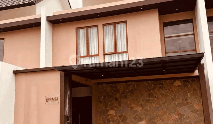 Rumah Bernuansa Villa dengan Kolam Pribadi di Bengkong