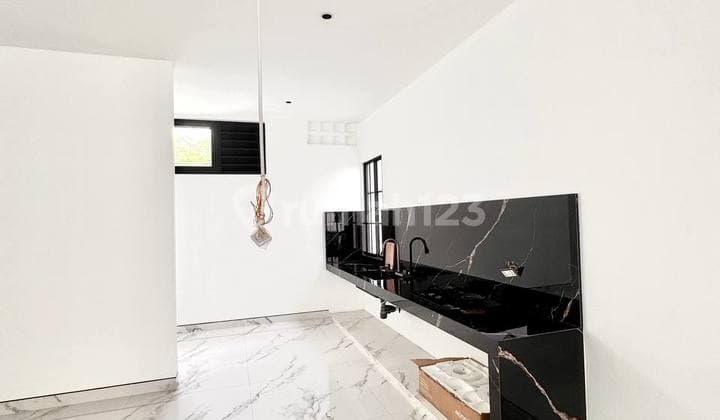 Rumah Mewah Modern American Classic di Sukajadi