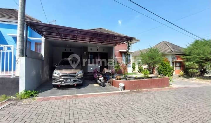 Comfortable Hook House in Villa Gading, 3kt for Sale. Good House with SHM in Mlati, Villa Gading Housing - Sleman.