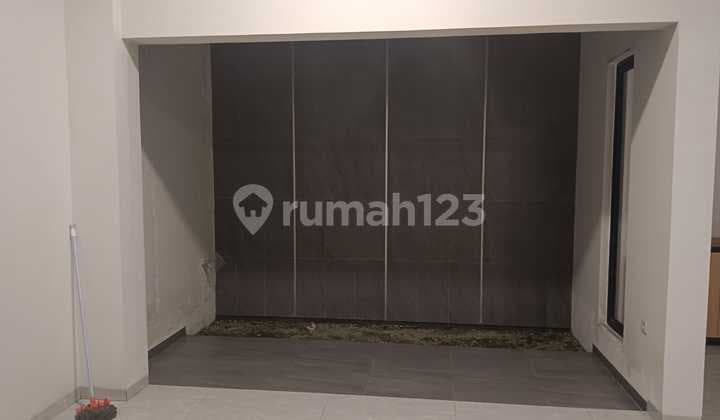 Rumah Baru 2 Lantai Hadap Barat Daya di Metland Puri