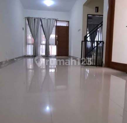 Rumah 2 Lantai Siap Huni di Komplek Taman Persada
