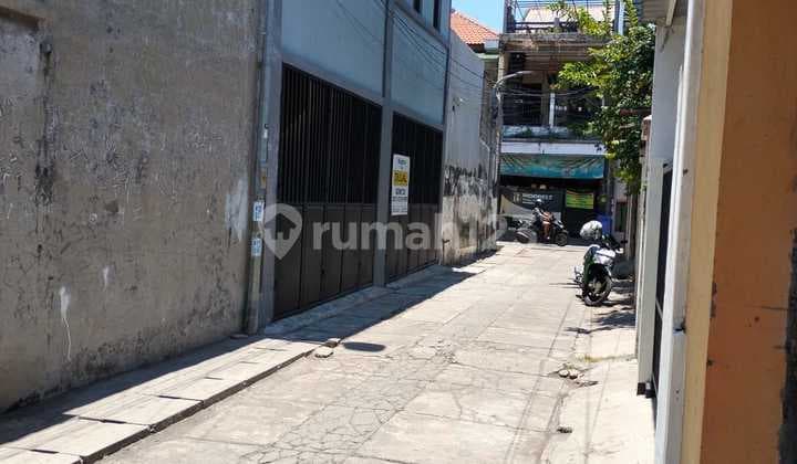 Dijual 2 Rumah Baru Gress Tengah Kota Sisa 1 Unit 2 LT Manyar Sambongan Luas Tanah = (4X8) =32 M²Luas Bangunan = 64M² Kamar Tidur = 2Kamar Mandi 2,Dapur, Row Jalan = 2 Mobil PDAM + Listrik 2200Sertifikat = Shmhadap = Selatanharga @500 Jt