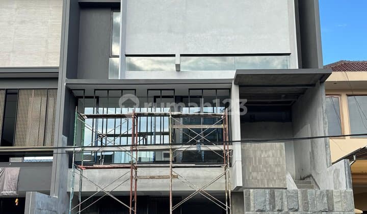 Dijual New Modern 3 Lantai Manyar Kertoadi*● LT : 9X14* ✅ Design Arsitektural ✅ Finishing Premium LB +-315M²● 3 Lantai Jalan Raya● Pondasi Tiang Pancang 18 Meter● Row Jalan 5 Mobil● Hadap - Barat● Sanitary Toto Premium● Granit Ukuran 60X120● SHM - IMB - b