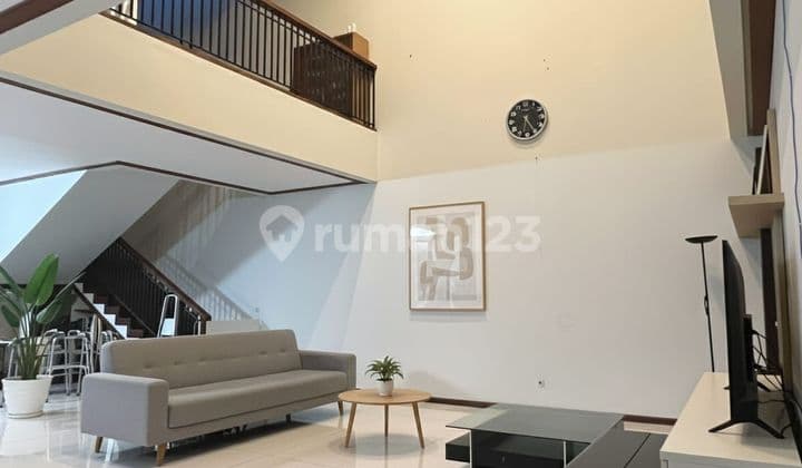 Rumah 3 Lantai Mewah Nyaman di Setra Duta Bandung