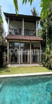 Villa Dengan Kolam Renang Besar Di Berawa Canggu