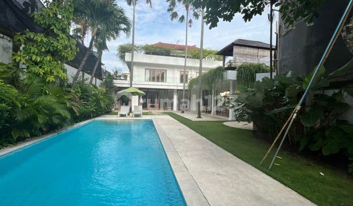 Villa Mewah View Pantai dengan Rooftop di Berawa Bali