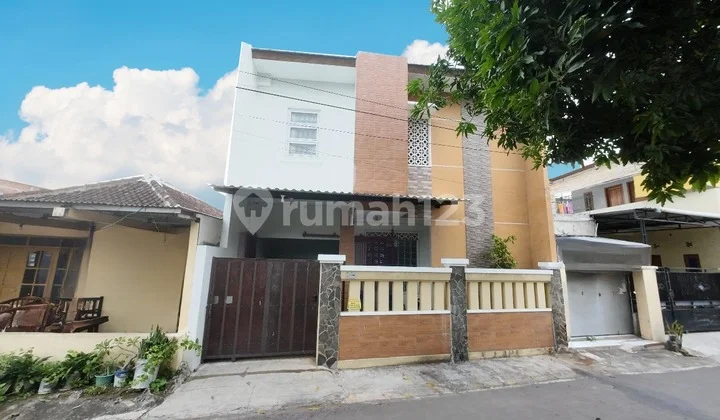Female boarding house behind the UMS Kartosuro Solo medical campus.