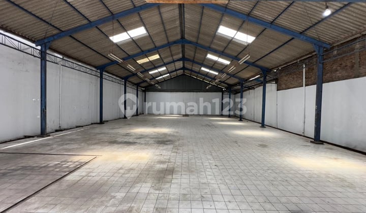Central Solo City Container Access Warehouse in Danukusuman Serengan