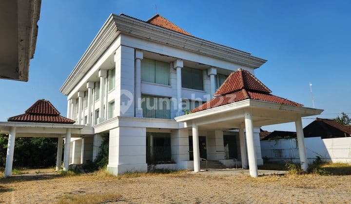 Sewa Gedung tengah kota Solo 4 lantai area komersil