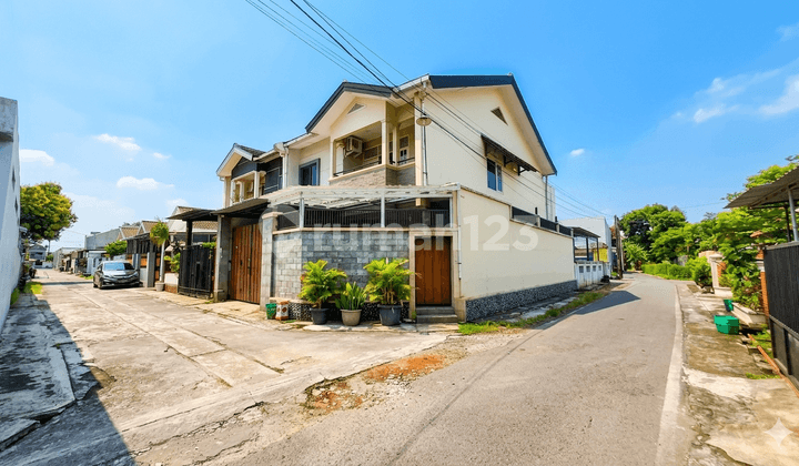 Rumah Hoek di Sumber Banjarsari Solo Dekat Stadion Manahan