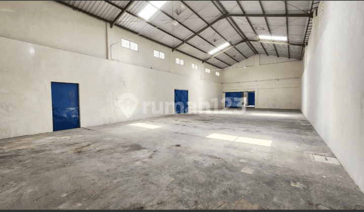 akses kontainer Gudang murah di Laweyan Solo di jalan raya