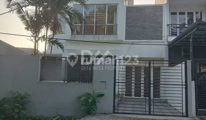 Rumah 2 Lantai Lokasi Terdepan di Villa Melati Mas