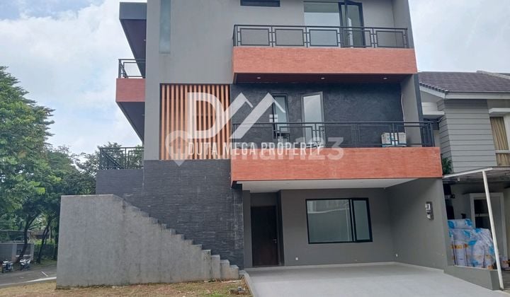 Rumah Tiga Lantai Dalam Cluster Alam Sutera