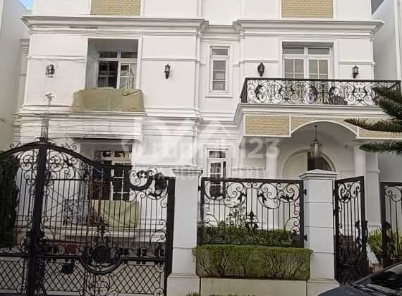 Rumah dengan Basement di Modernland, Tangerang