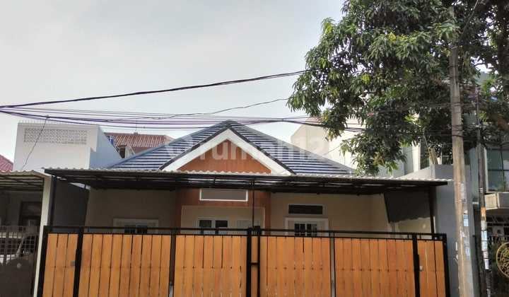 Rumah Luas Satu Lantai di Villa Melati Mas