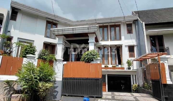 Rumah Split Level dengan Kolam Renang dan Basement di Bintaro