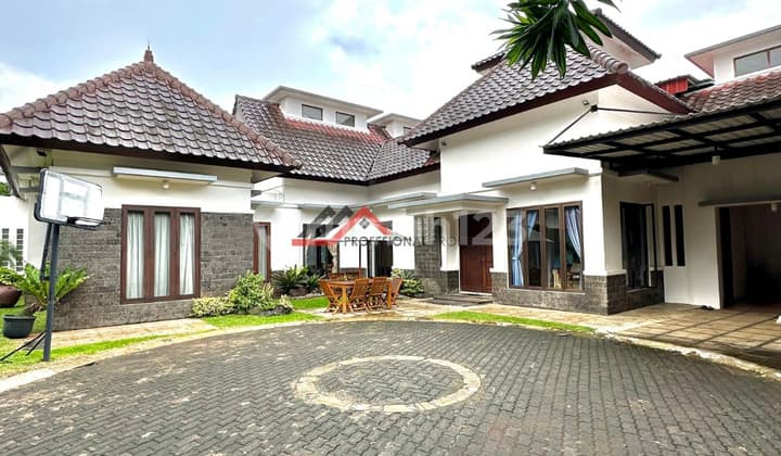 Rumah Mewah dengan Halaman Luas dan Asri di Jagakarsa Jakarta Selatan