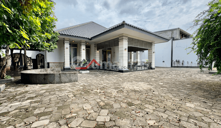 Rumah Mewah dengan Ruang Utama, Kolam Renang, & Garasi Otomatis di Cilandak Jakarta Selatan