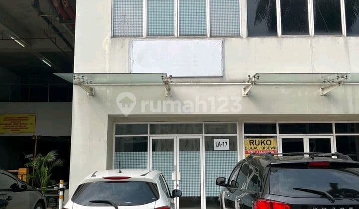 Semi-Furnished Shop House in a Strategic Location, Suitable for Investment