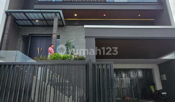 RUMAH BARU GRESS SIAP HUNI MODERN MINIMALIS 3 LANTAI WATERFRONT CITRALAND SURABAYA BARAT