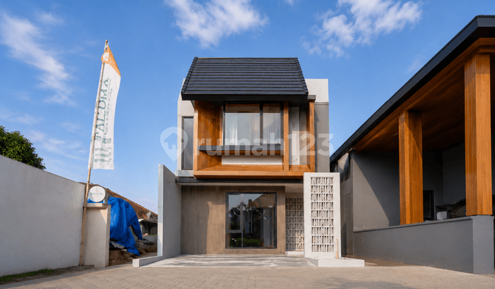 Ciputat House 3 Bedrooms 2 Floors Near MRT Lebak Bulus and Mall