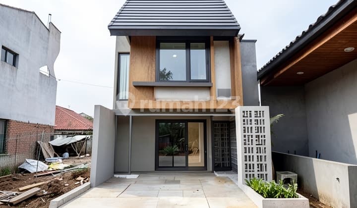 Contemporary Tropical House Near MRT Lebak Bulus and Jakarta State Islamic University