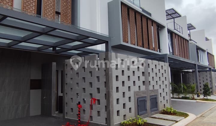 Rumah 3 Lantai Lebar 9 , Baru Bukan Rumah Second