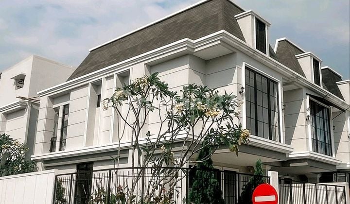 Rumah 2 Lantai Casa Varya Residence Bergaya Modern Klasik