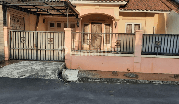 Disewakan Rumah Luas dengan Halaman & Carport Lokasi Harapan Indah 73707 Ad