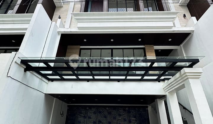 Rumah Mewah 3 Lantai ada Kolam Renang Pribadi Dekat MRT Fatmawati Jaksel