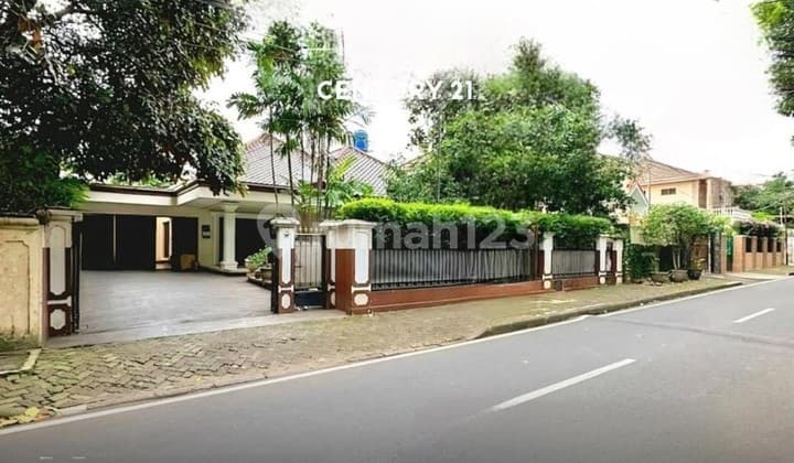House Price Drop With Large Land, Strategic Location in Central Jakarta