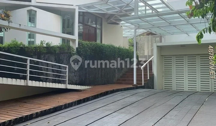 Rumah Mewah Asri Ada Kolam Renang Lokasi Premium di Bukit Golf