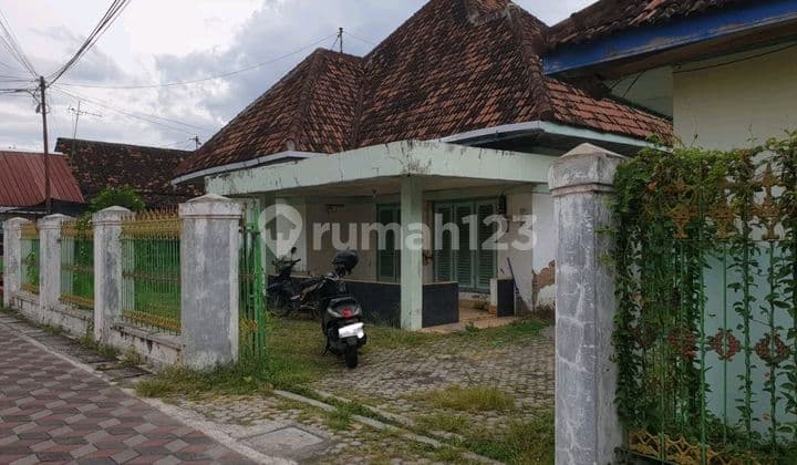 Dijual Rumah Hook SHM Dekat Alun-Alun Kota Madiun Jawa Timut Hitung Tanahnya Saja.