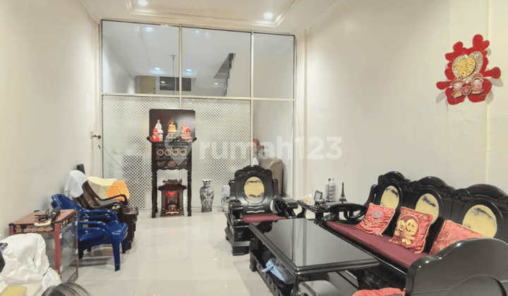 Rumah 3 Tingkat di Jalan Budi Kemenangan Dekat Brayan