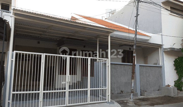 Beautiful House Ready to Occupy, Strategically Located in the City Center of Manyar Tirto.