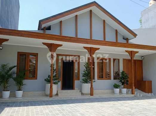 Rumah 2 Lantai dengan Ruang Meeting Area Blok M, Jakarta Selatan