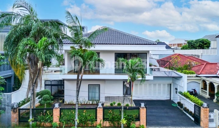 Rumah Luas Lokasi Tenang Dekat Taman