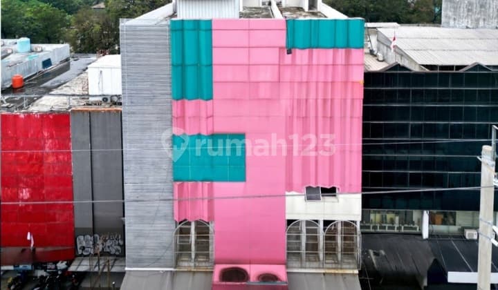 Ruko.gandeng Tiga Lokasi Strategis Pinggir Jalan