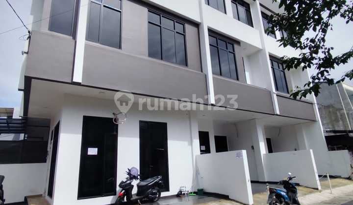 Dijual Rumah Semi Ruko 3,5 Lantai di Kemayoran Lokasi Strategis dan Ramai