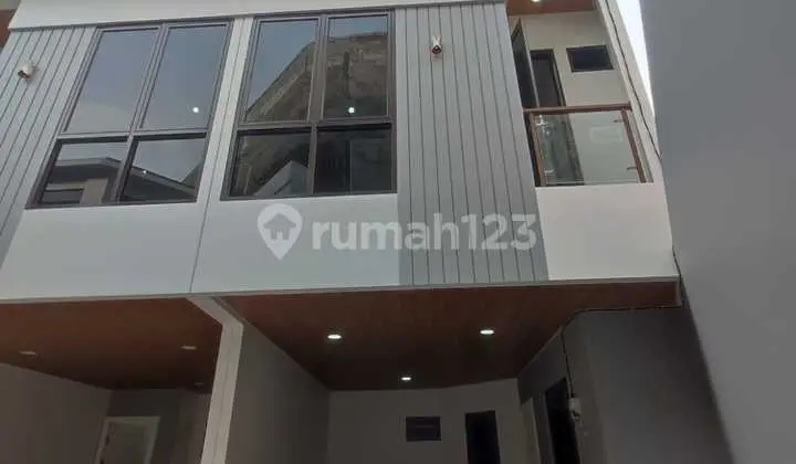 Just 10 Minutes to Kuningan! Strategic 3-Story House in Setiabudi, South Jakarta