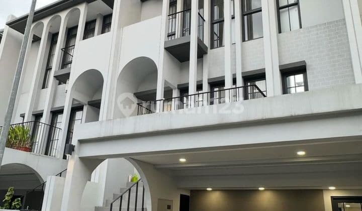 Disewakan Rumah Cantik Siap Huni di Greenwich