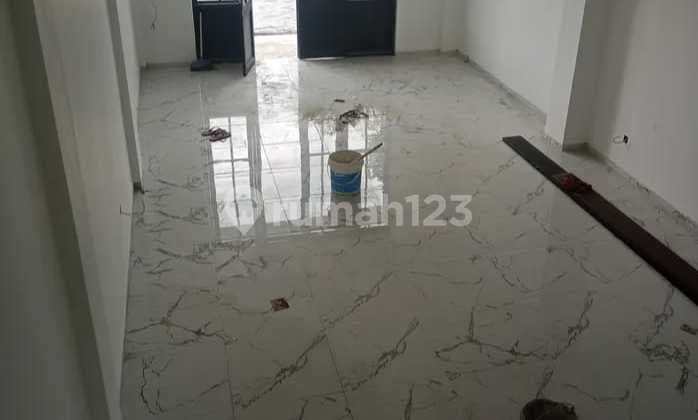 Ruko Baru Parkir Luas Area Padat Penduduk dan Strategis