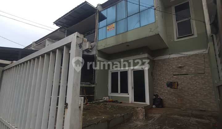 Two and a Half Story Shophouse Near Bintaro Strategic