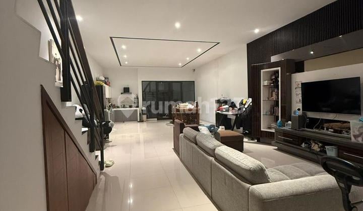 Rumah Modern Siap Huni SHM Cantik di Setraduta Cemara, Bandung