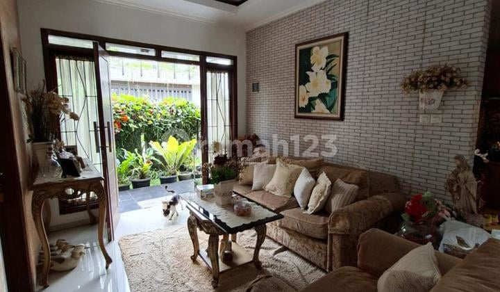 Rumah 2 Lantai SHM Cantik Siap Huni Nyaman di Sayap Setraduta