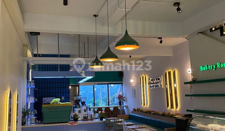 Strategis 4 Lantai SHM Siap Huni Furnish Dekat Resort Dago Pakar