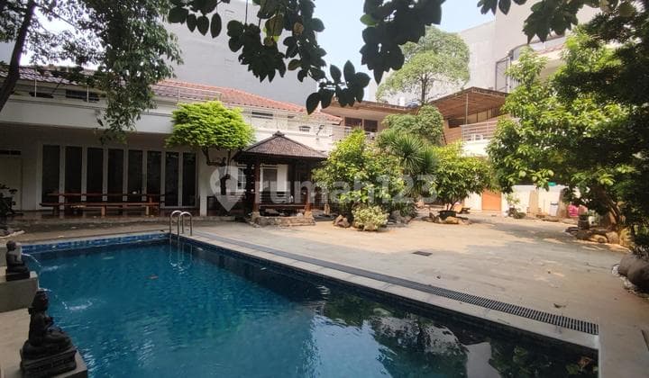 Rumah Hoki Bentuk Ngantong di Tanjung Duren Ada Kolam Renang