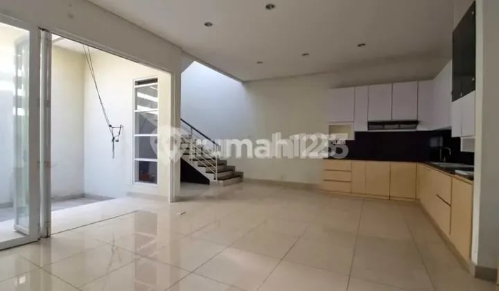 Rumah 2 Lantai di Komplek Taman Kopo Indah