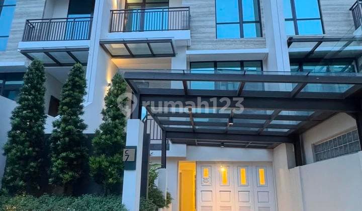 Townhouse 4 LT. dengan Lift di Pondok Indah Jakarta Selatan